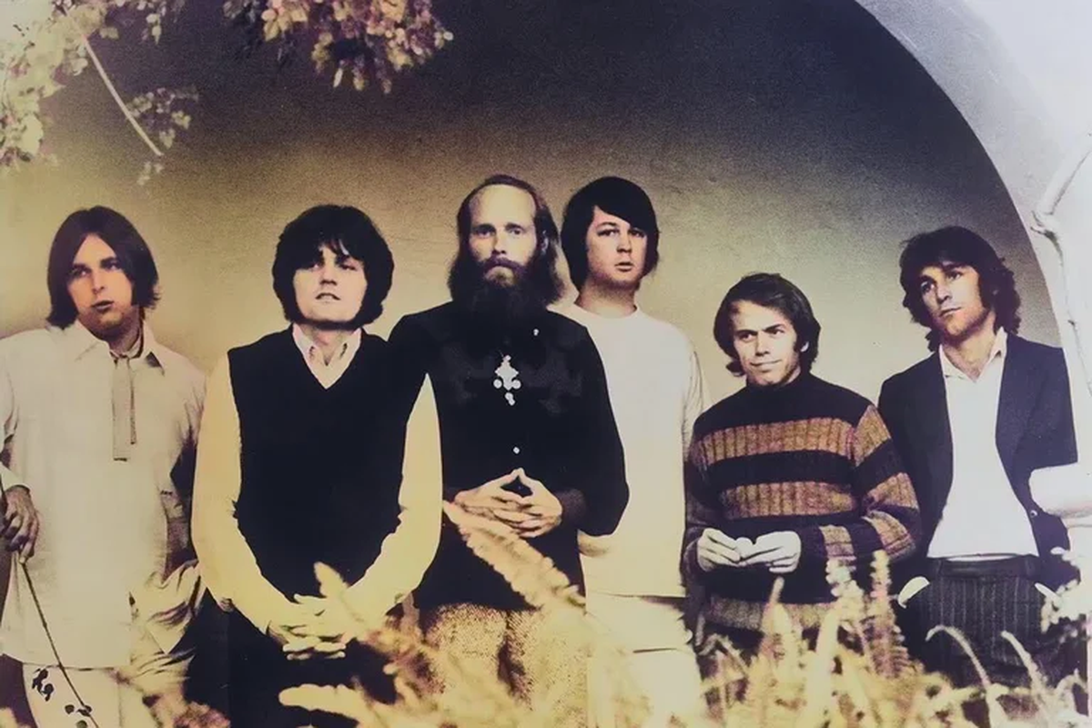 Junto a Dennis Wilson, Mike Love, Carl Wilson, Al Jardine, Bruce Johnston, Ricky Fataar, Blondie Chaplin y David Marks, Wilson (cuarto de der. a izq.) form&oacute; "The Beach Boys".