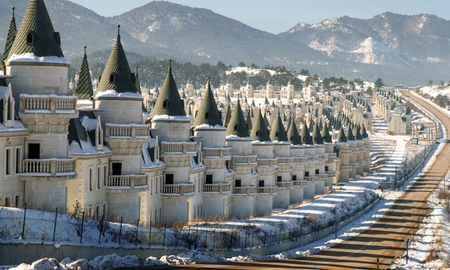 El misterioso pueblo fantasma con castillos de Disney abandonado en Turquía. El misterioso pueblo fantasma con castillos de Disney abandonado en Turquía.
