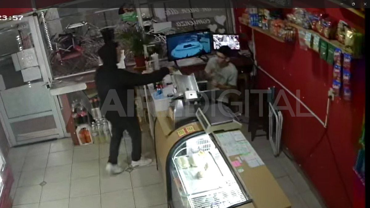 Asalto en un drugstore de Santo Tomé: captura del video en el momento del robo