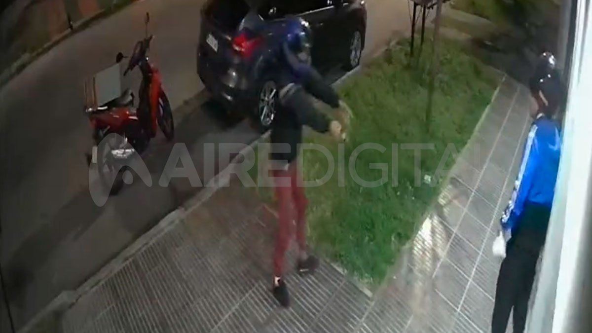 Captura del video. Así asaltaron a un cadete de reparto