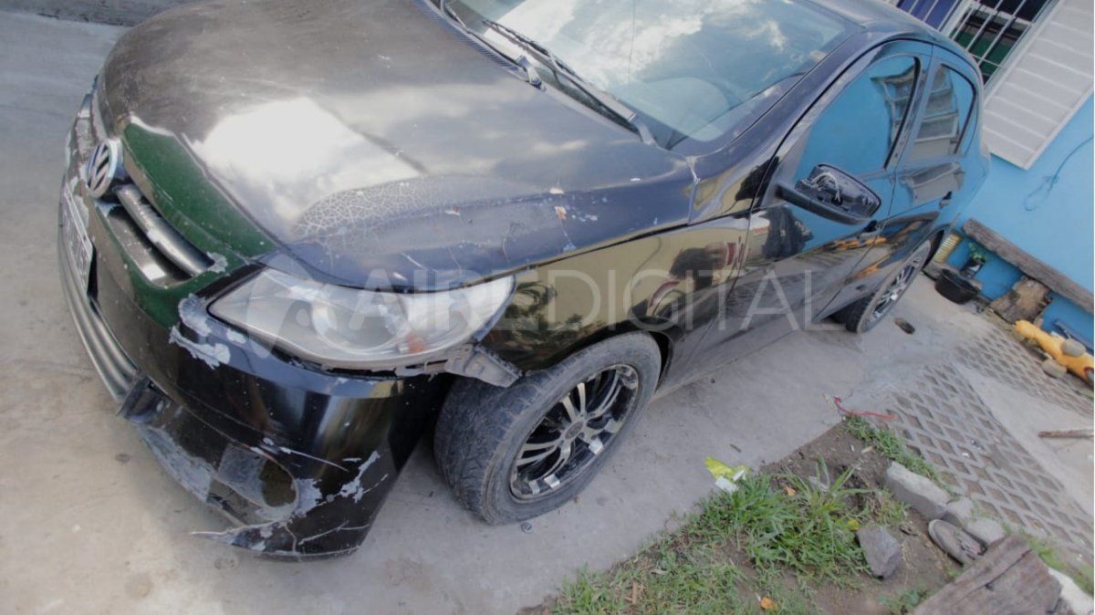 Los daños visibles en el automóvil producto del impacto contra los adoquines