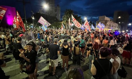 Con una cantidad de manifestantes similar a la de la semana pasada, se realizó un nuevo cacerolazo este jueves en Santa Fe. Con una cantidad de manifestantes similar a la de la semana pasada, se realizó un nuevo cacerolazo este jueves en Santa Fe.