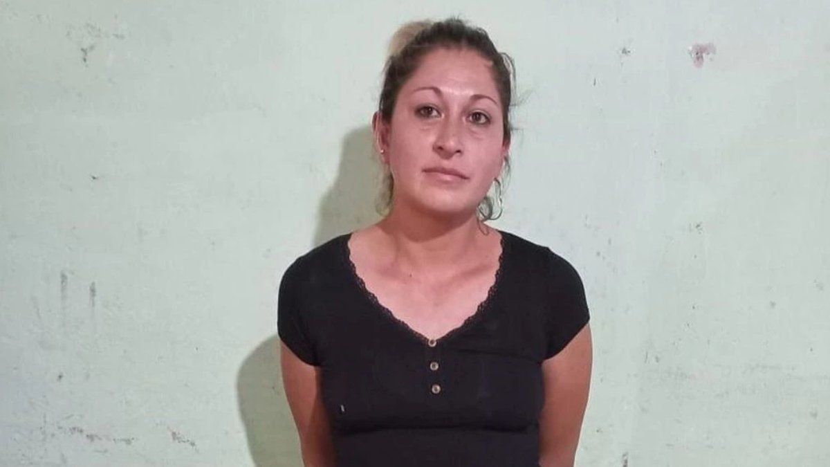 La mujer al momento de ser detenida por los investigadores.&nbsp;