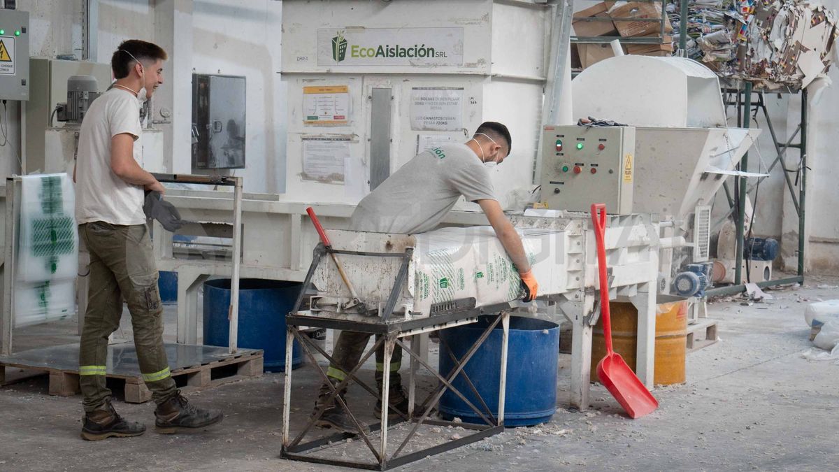 Entre pasantes, operarios y administrativos, el equipo de trabajo está compuesto por más de 40 personas. Entre pasantes, operarios y administrativos, el equipo de trabajo está compuesto por más de 40 personas.