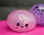 El juguete Squeezy Dumpling comercializado en recipientes plásticos presentó concentraciones de sustancias nocivas.