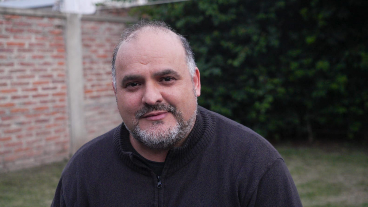 Gerónimo Nuñez, docente de música en San Cristóbal, transformó el dolor colectivo en una canción que emociona a toda la comunidad.