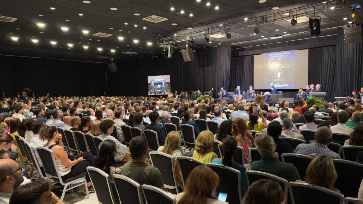 Milei durante la convenci&oacute;n en Corrientes.