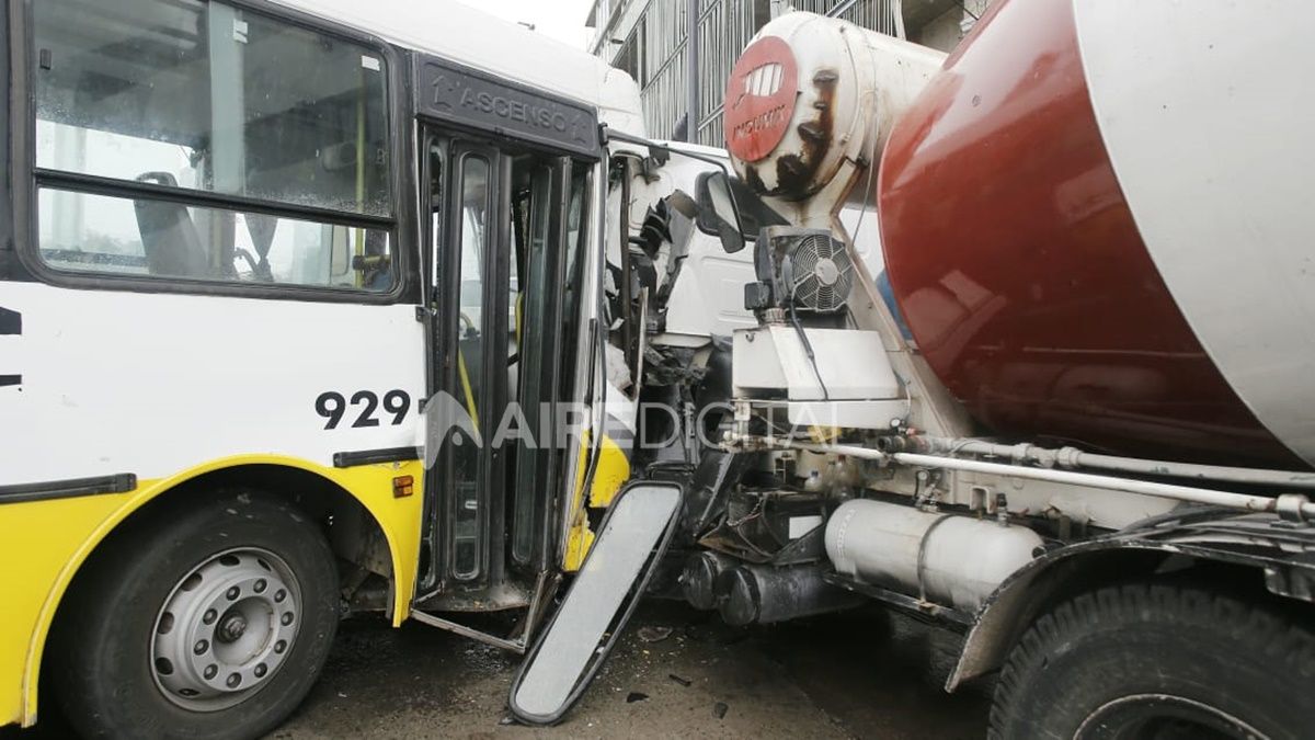 Impactante choque entre un colectivo y un camión en avenida Alem