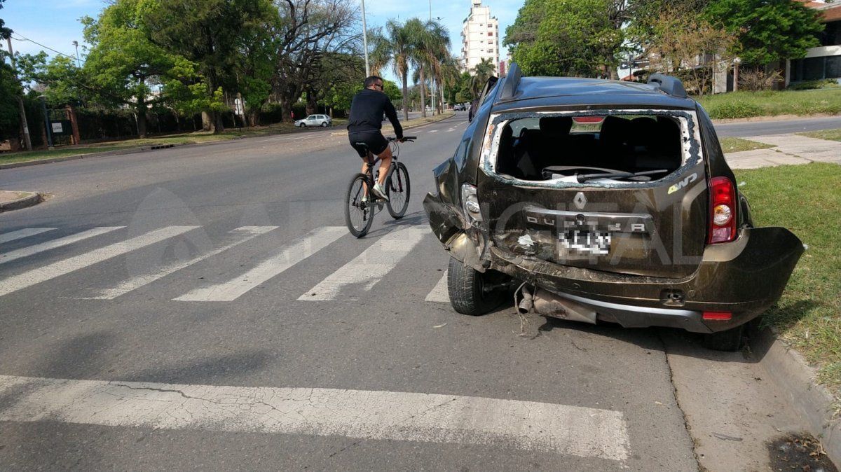 El Renault Duster estaba estacionado, sin ninguna persona adentro cuando recibió el impacto.