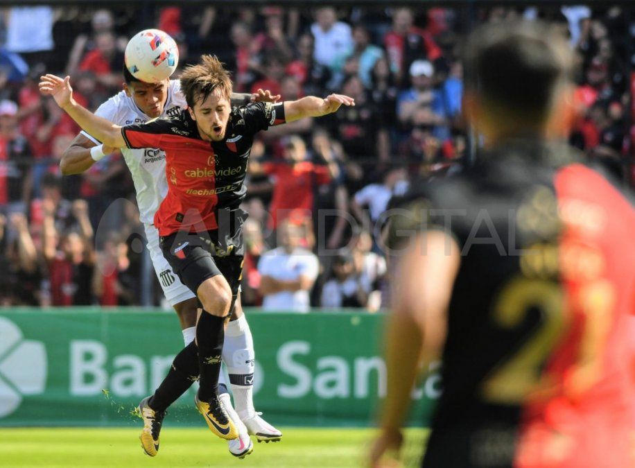 Christian Bernardi y Rafael Pérez disputan la pelota en el aire.