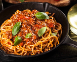 La mezcla de butifarra caramelizada, tomate y hierbas frescas convierte este ragú en una opción distinta a las clásicas salsas italianas. La mezcla de butifarra caramelizada, tomate y hierbas frescas convierte este ragú en una opción distinta a las clásicas salsas italianas.