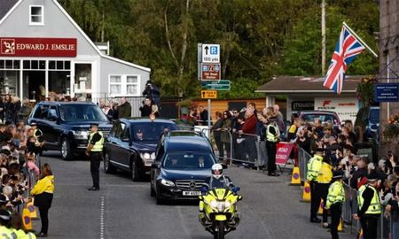 El cortejo fúnebre de la reina Isabel II atraviesa en la mañana de este domingo distintos pueblos escoceses, rumbo a Edimburgo. El cortejo fúnebre de la reina Isabel II atraviesa en la mañana de este domingo distintos pueblos escoceses, rumbo a Edimburgo.