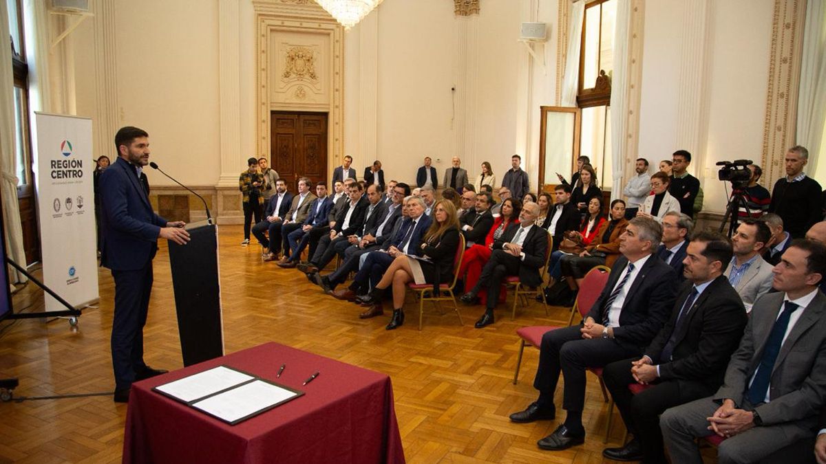 El gobernador Maximiliano Pullaro encabezó en Rosario la firma del acta constitutiva de la Mesa Permanente de Trabajo