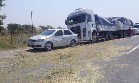 Un camión perdió su carga de pasturas y ésta pegó contra un hombre provocándole la muerte. Un camión perdió su carga de pasturas y ésta pegó contra un hombre provocándole la muerte.
