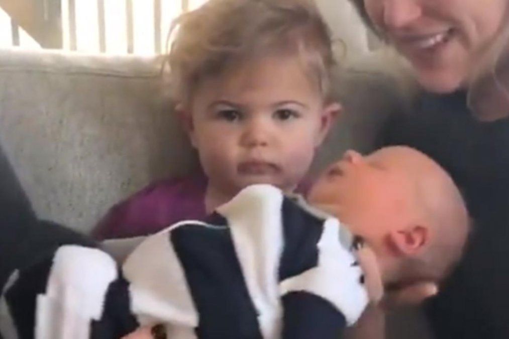 Le presentaron a su nuevo hermanito y su extraña reacción se volvió viral