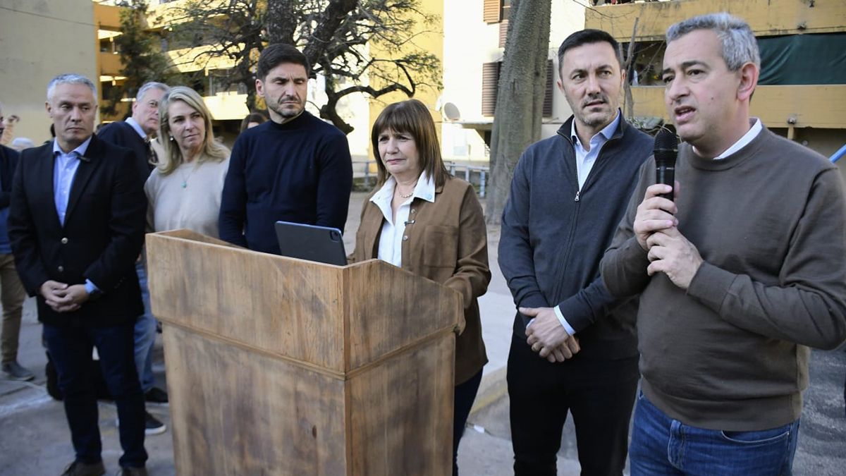 "Vamos a trabajar para recuperar el orden social e institucional en Santa Fe, abordando el problema desde la Nación y de manera planificada", dijo Bullrich. "Vamos a trabajar para recuperar el orden social e institucional en Santa Fe, abordando el problema desde la Nación y de manera planificada", dijo Bullrich.