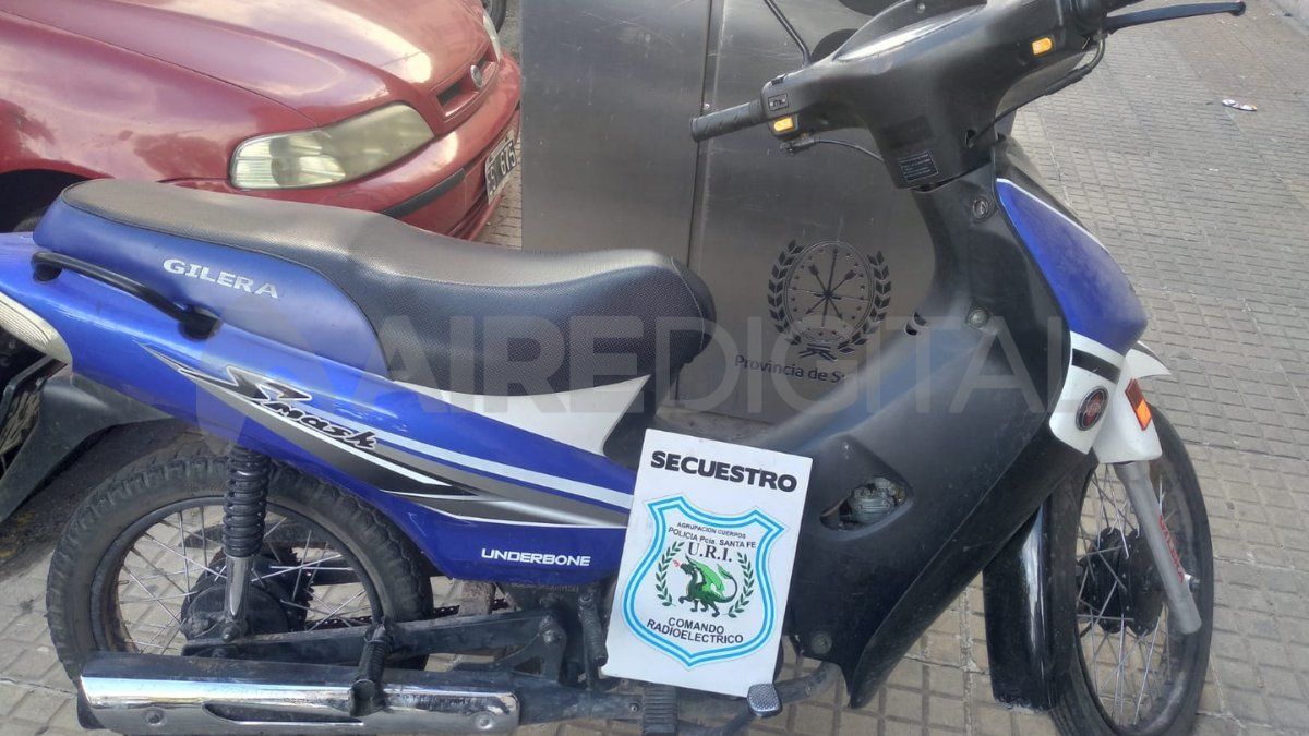 Los sospechosos fueron detenidos cuando acarreaban desde otra moto una Gilera Smash que habían sustraído de Juan de Garay y Cruz Roja Argentina