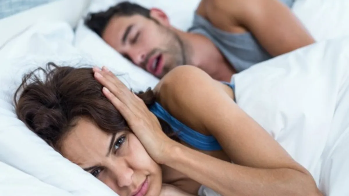 Dormir con alguien que ronca, puede ser muy perjudicial a nuestra salud; sobre todo por afectar nuestro propio descanso.