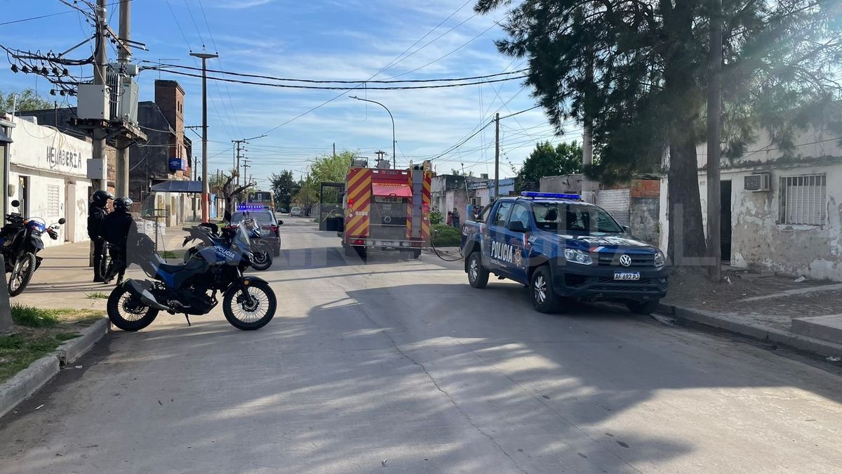 Personal de la Brigada Motorizada interrumpió el tránsito en la zona. Personal de la Brigada Motorizada interrumpió el tránsito en la zona.