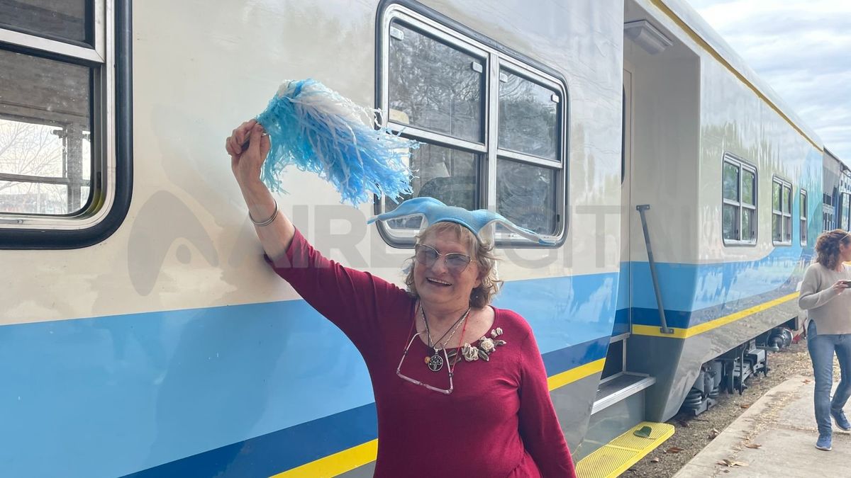 Vestida con mucho cotillón celeste y blanco, Blanca asistió a la Estación Guadalupe para volver a ver el tren que la llevaba a dar clases a Laguna Paiva. Vestida con mucho cotillón celeste y blanco, Blanca asistió a la Estación Guadalupe para volver a ver el tren que la llevaba a dar clases a Laguna Paiva.