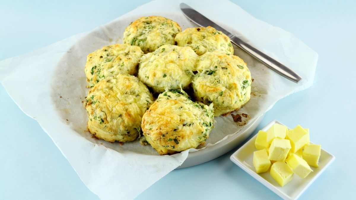 Estos scones de queso y cebolla de verdeo se preparan rápido y usan ingredientes simples.