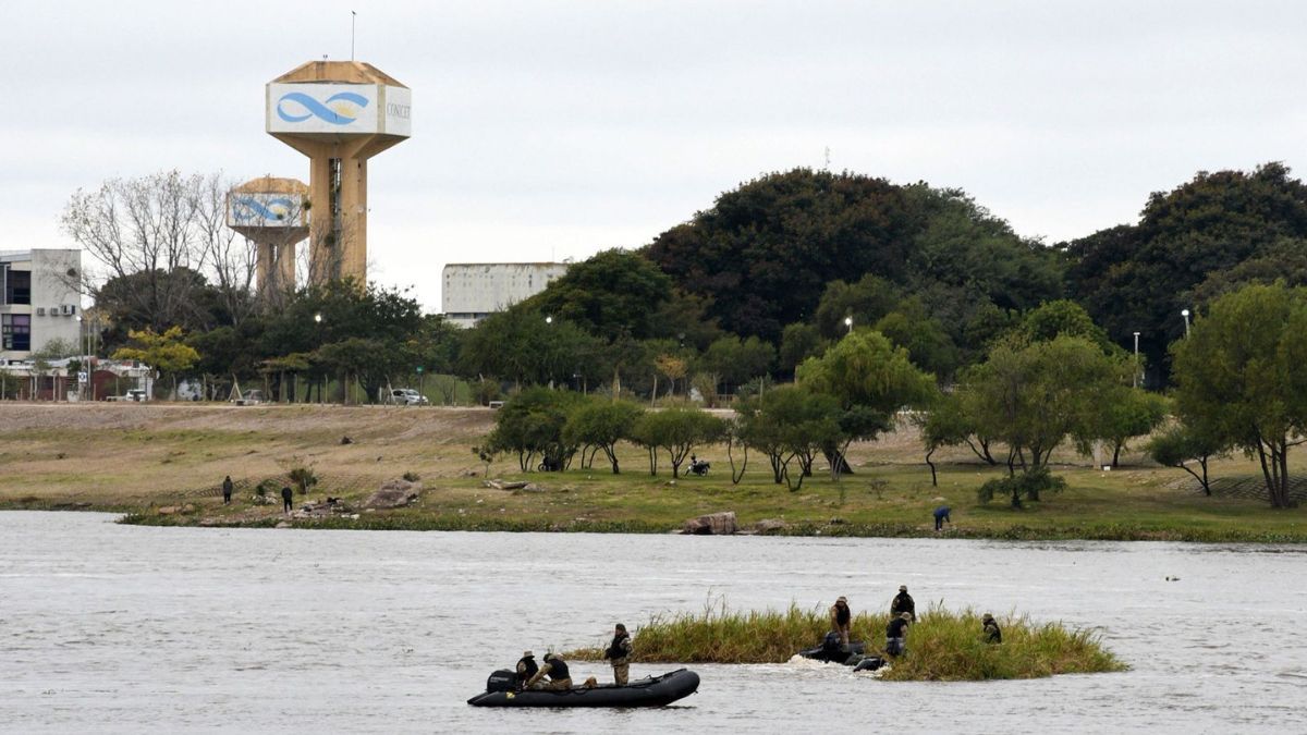 La Municipalidad y el Ejército iniciaron un trabajo de al menos tres meses para remover camalotes y mantener limpia la Laguna Setúbal. La Municipalidad y el Ejército iniciaron un trabajo de al menos tres meses para remover camalotes y mantener limpia la Laguna Setúbal.