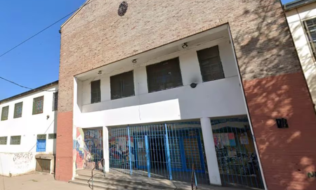 Un hombre fue asesinado de un disparo en la puerta de una escuela de La Matanza. Un hombre fue asesinado de un disparo en la puerta de una escuela de La Matanza.