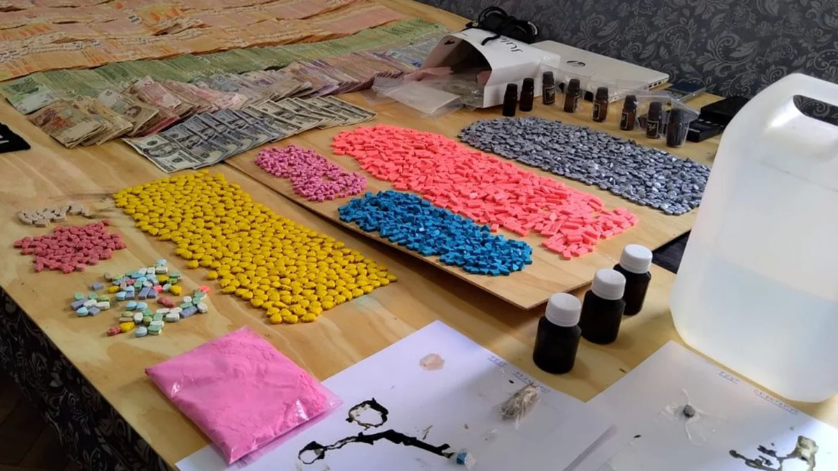 En el allanamiento a Alejo Marban López, la Prefectura secuestró un stock de 2.860 pastillas de éxtasis, un bidón de ketamina de cinco litros, ocho frascos de popper, 104 gramos de tusi.
