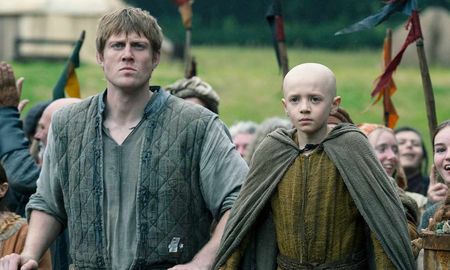 Un siglo antes de los eventos de Juego de tronos, cuando la línea Targaryen aún ocupa el Trono de Hierro, dos héroes improbables vagan por Poniente: un joven caballero, ser Duncan el Alto y su escudero Egg. Un siglo antes de los eventos de Juego de tronos, cuando la línea Targaryen aún ocupa el Trono de Hierro, dos héroes improbables vagan por Poniente: un joven caballero, ser Duncan el Alto y su escudero Egg.