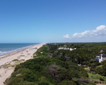 La normativa ambiental de Mar de las Pampas limita las alturas de edificación y protege el bosque de pinos y acacias que rodea al poblado. La normativa ambiental de Mar de las Pampas limita las alturas de edificación y protege el bosque de pinos y acacias que rodea al poblado.