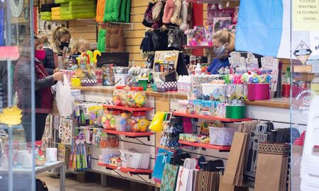 Según un informe, en el último año cerraron más de 20.000 kioscos y actualmente alrededor de 50 comercios bajan sus persianas cada día. Según un informe, en el último año cerraron más de 20.000 kioscos y actualmente alrededor de 50 comercios bajan sus persianas cada día.