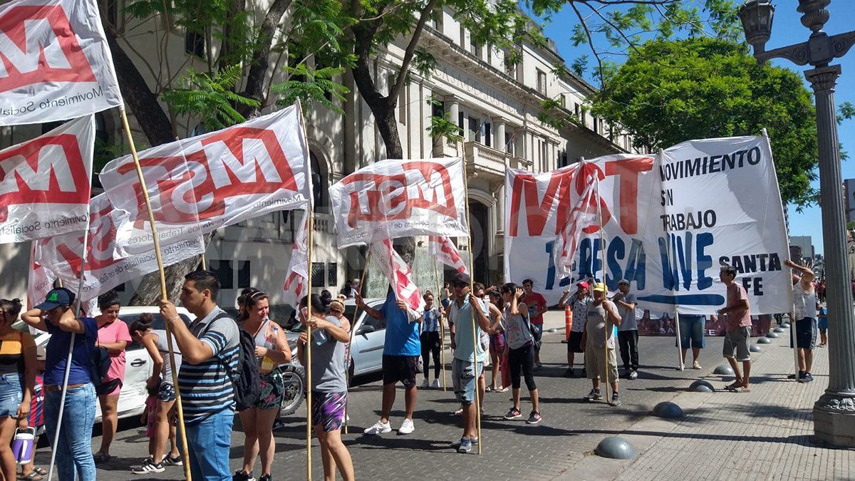 Organizaciones sociales y de Izquierda reclamarán por las suspensiones y bajas en el programa Potenciar Trabajo.