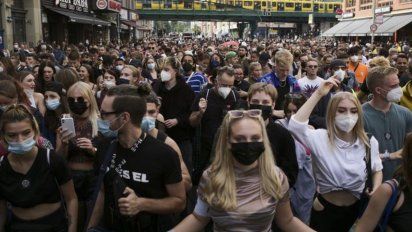 Miles de personas marcharon contra las restricciones en Alemania.&nbsp;