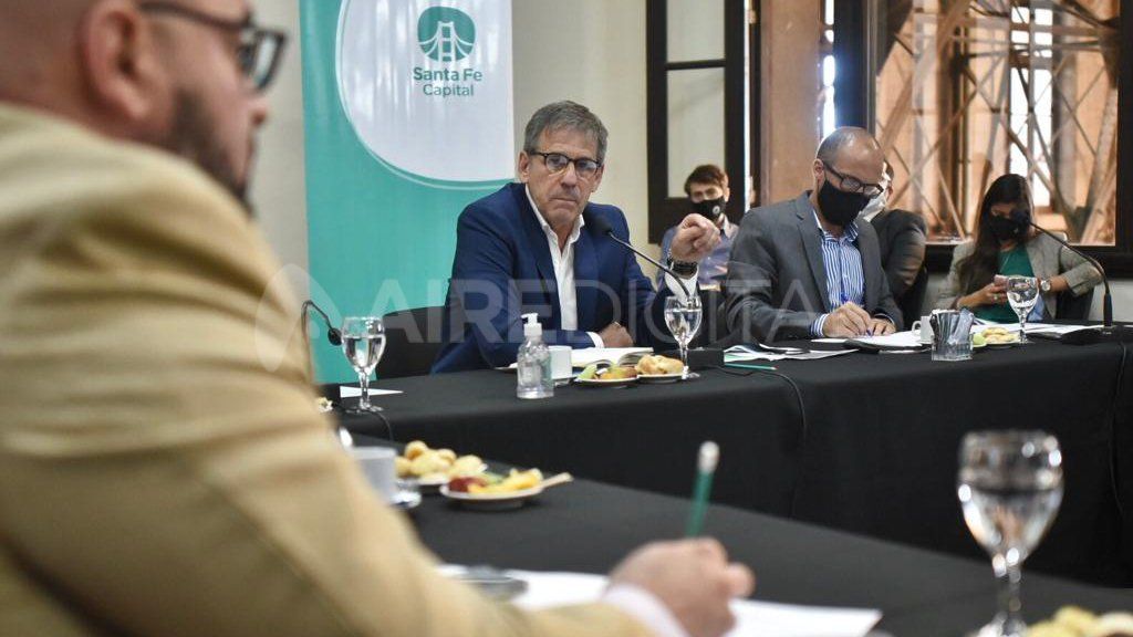 El intendente Emilio Jatón junto al secretario de Gobierno municipal, Nicolás Aimar, durante la presentación del presupuesto a los concejales de la ciudad.