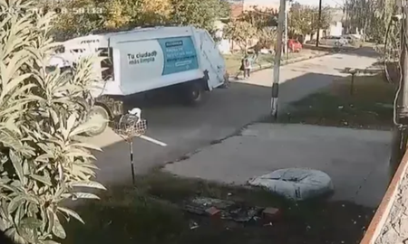video desgarrador: camion recolector atropello y mato a una barrendera en la plata video desgarrador: camion recolector atropello y mato a una barrendera en la plata