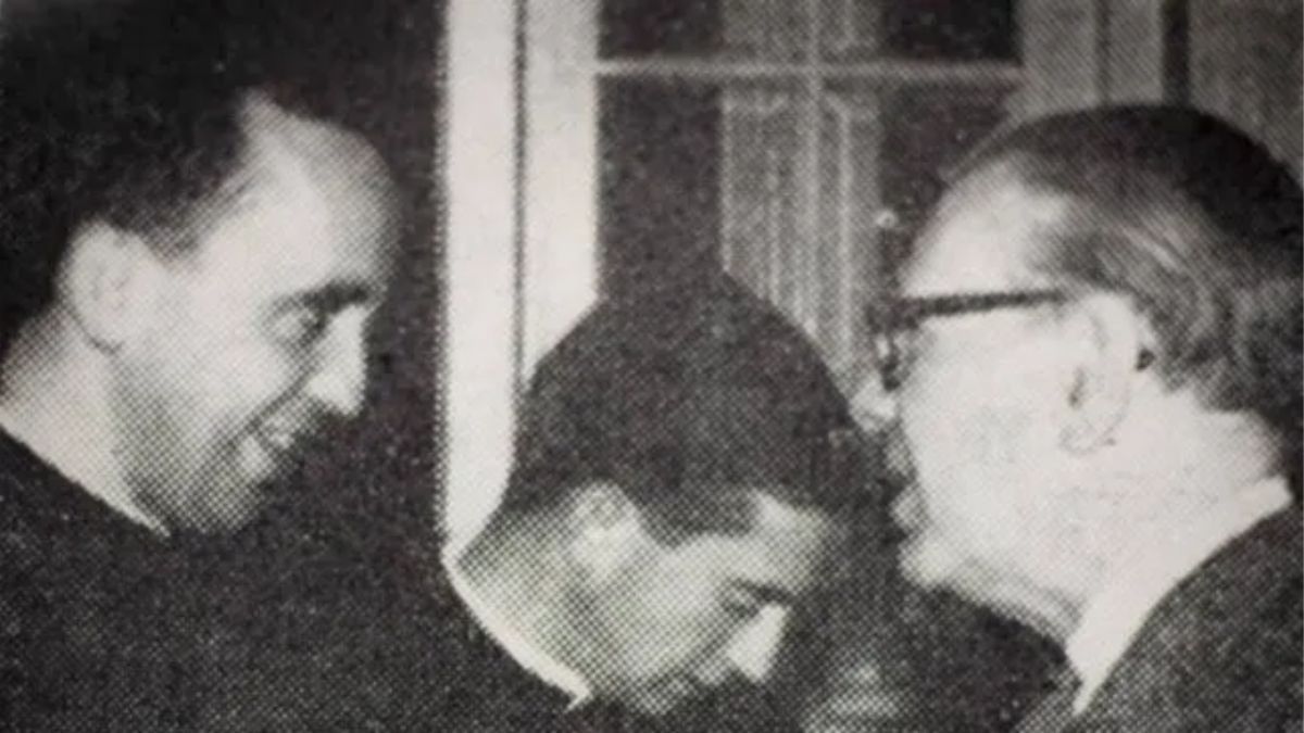 Jorge Bergoglio facilitó la visita de Jorge Luis Borges a Santa Fe para ofrecer una charla sobre literatura gauchesca. Jorge Bergoglio facilitó la visita de Jorge Luis Borges a Santa Fe para ofrecer una charla sobre literatura gauchesca.
