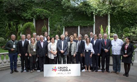 Al foro fueron convocados más de 150 líderes progresistas de América Latina, el Caribe y Europa. Al foro fueron convocados más de 150 líderes progresistas de América Latina, el Caribe y Europa.