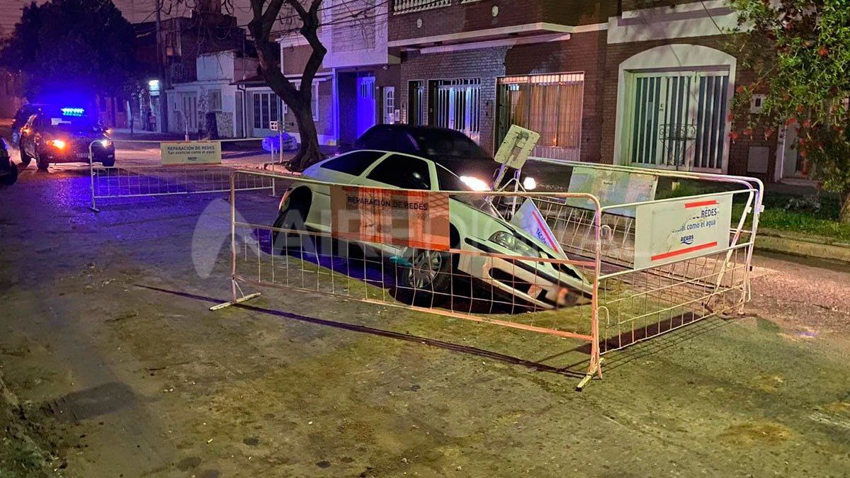 Bomberos voluntarios y personal policial se hicieron presentes en el lugar del accidente.