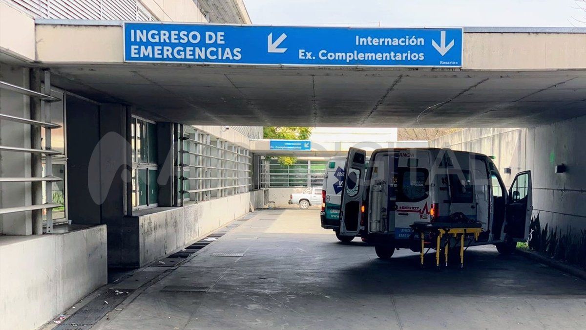 Está lista la ambulancia para trasladar al policía Gabriel Sanabria que recibe el alta en el Heca en Rosario. 