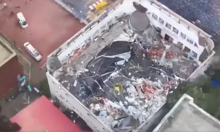 Los bomberos rescataron a cuatro heridos, cuyas vidas no corren peligro, mientras que una persona continuaba atrapada entre los escombros. Los bomberos rescataron a cuatro heridos, cuyas vidas no corren peligro, mientras que una persona continuaba atrapada entre los escombros.