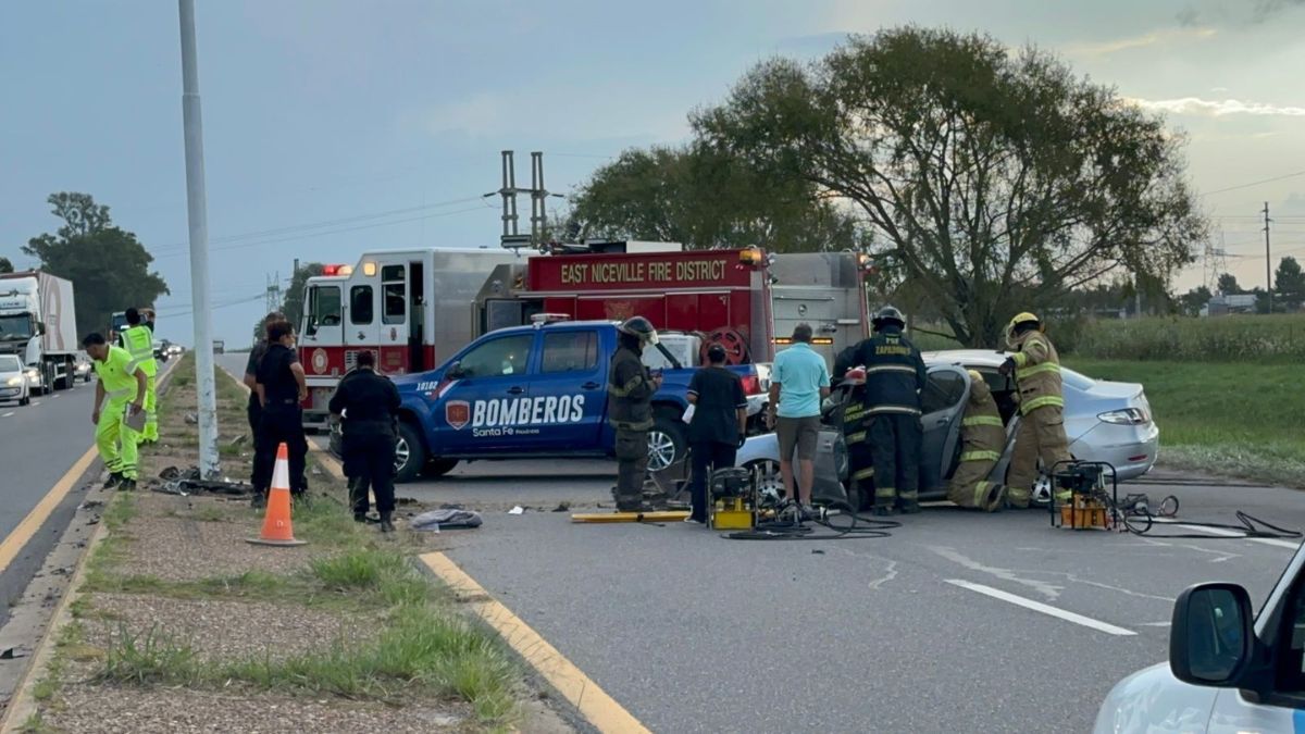 Un hombre quedó atrapado en su vehículo luego de protagonizar un accidente en Autovía 19.