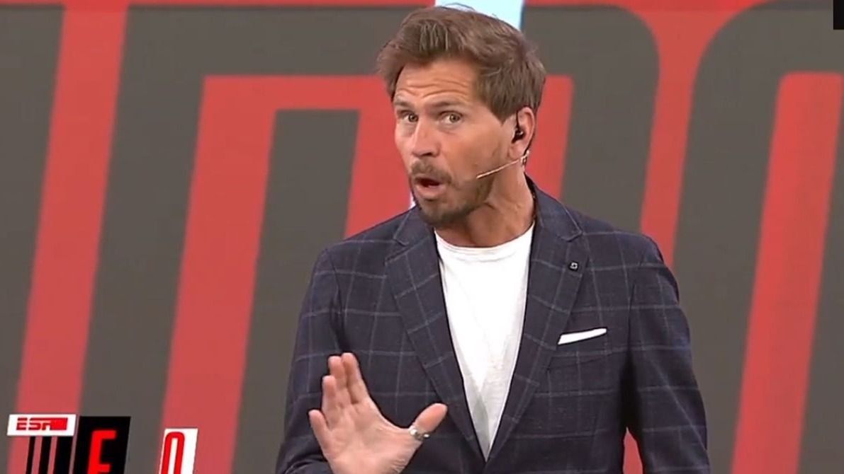 Sebastián Pollo Vignolo suele pararse frente a cámara con la mano izquierda en su bolsillo y gesticula siempre con la derecha