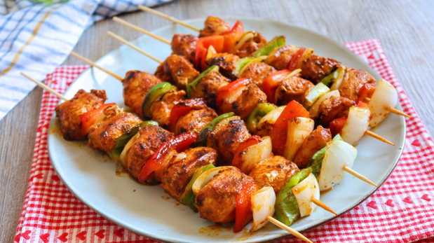 Aire de Santa Fe | Brochets de pollo y verduras: la receta fácil y económica para disfrutar en familia