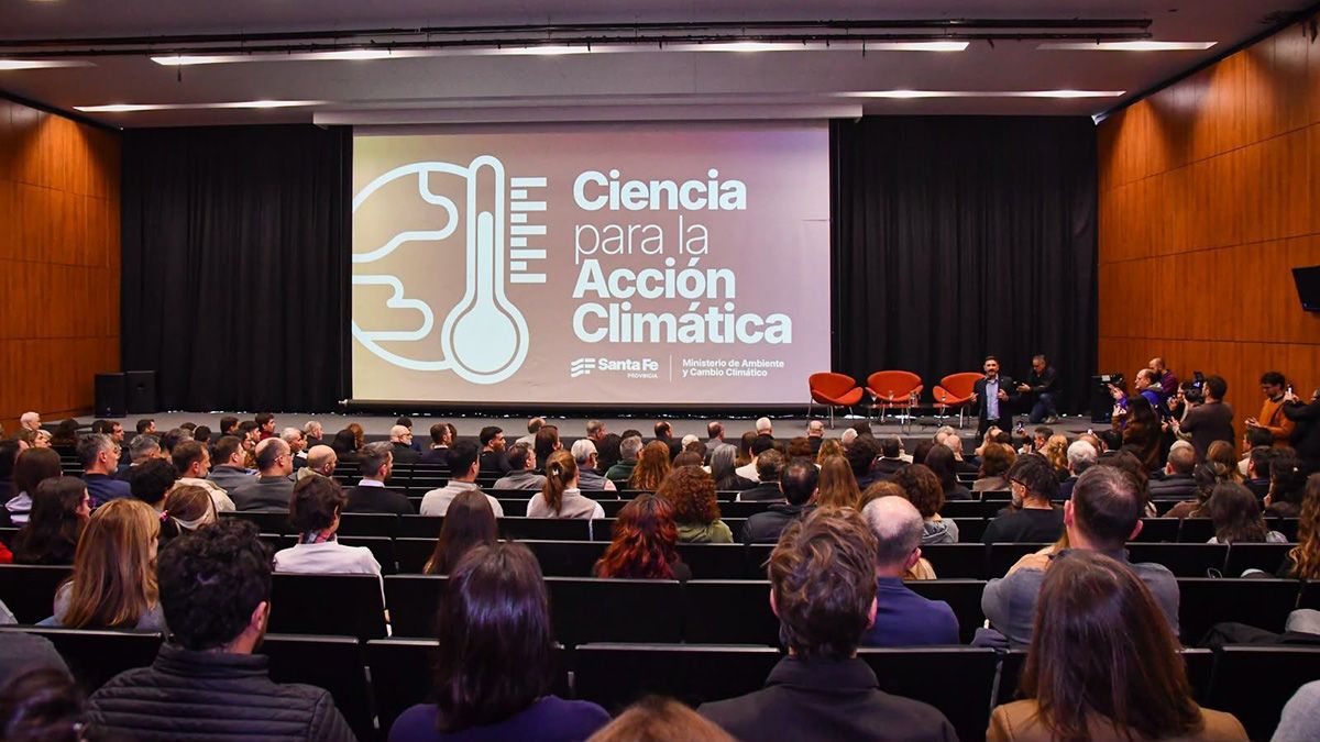 Con la participación de más de 250 representantes de gobiernos locales, universidades, organismos científicos y sectores productivos, la Provincia oficializó una estrategia transversal con 35 medidas para anticipar y mitigar los efectos del cambio climático.