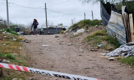 El cuerpo estaba en un descampado en las calles Lirio y España y tenía tres balazos en la cabeza y otros tres en la espalda. El cuerpo estaba en un descampado en las calles Lirio y España y tenía tres balazos en la cabeza y otros tres en la espalda.