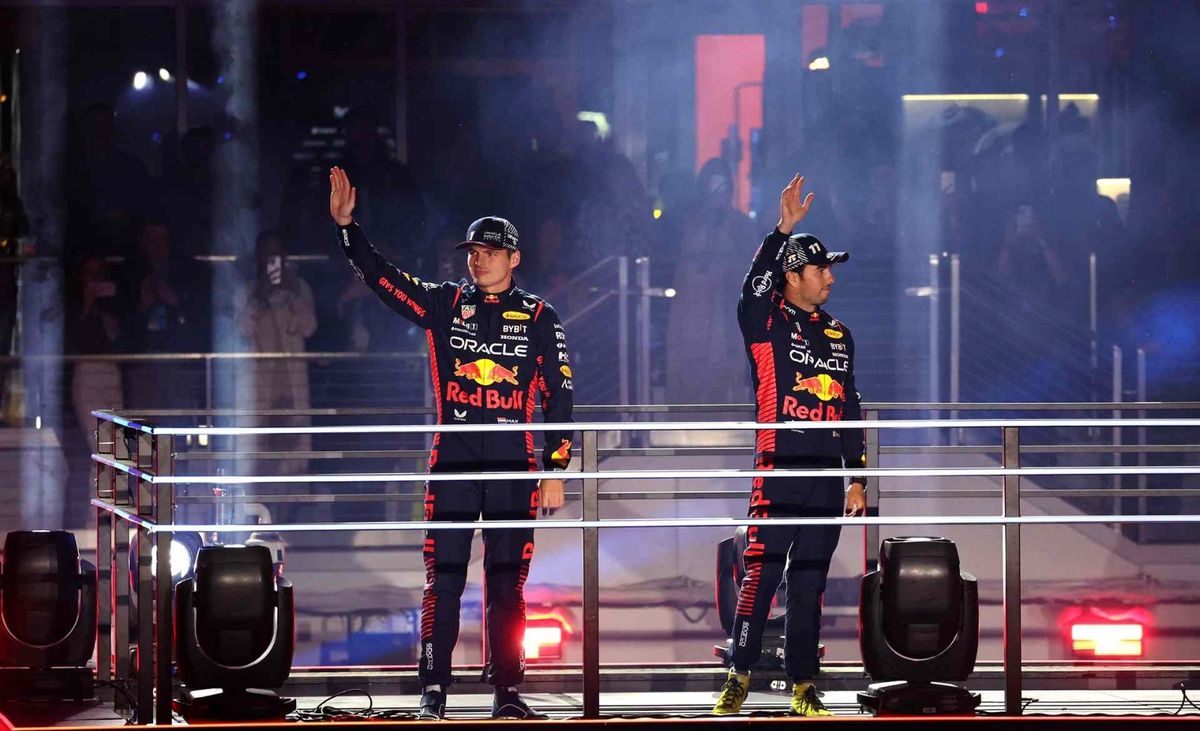 En En la ceremonia de apertura, que se realizó el miércoles último por la noche, el neerlandés Max Verstappen (en la foto, con su coequiper, el mexicano Sergio Pérez) criticó la faraónica movida de Liberty Media y la Fórmula 1.