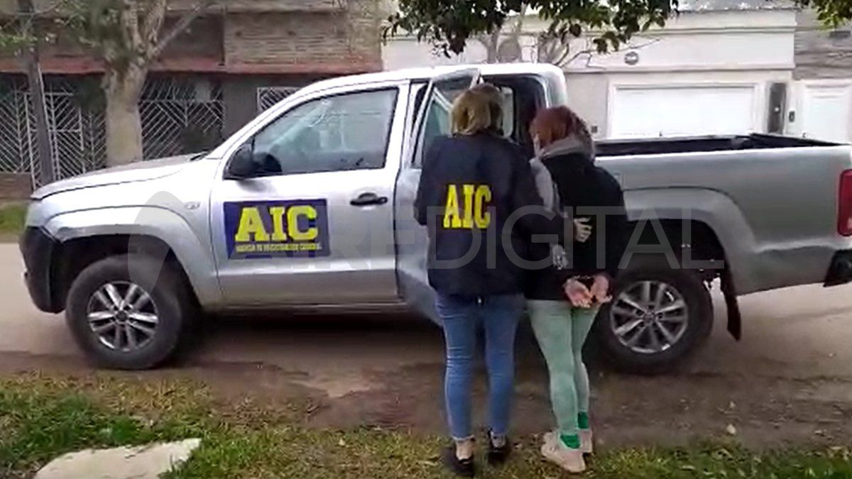 El momento que personal de la AIC trasladaba a sede policial a la mujer implicada en el caso.&nbsp;
