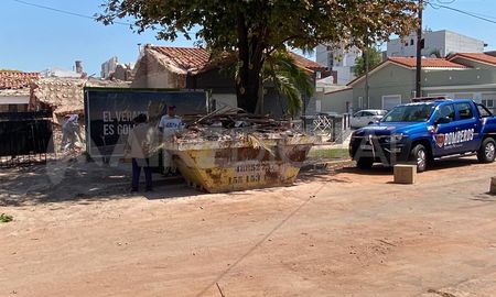 1° de Mayo al 3600. El lugar donde ocurrió la explosión se encuentra con obreros y bomberos. 1° de Mayo al 3600. El lugar donde ocurrió la explosión se encuentra con obreros y bomberos.