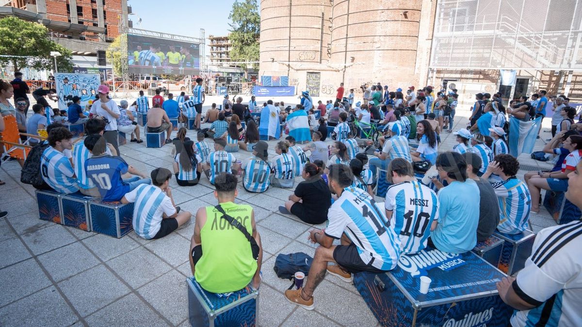 Cientos de santafesinos se acercaron a ver el partido en el Molino.