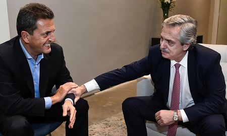 El presidente y el ministro de Economía hablaron a solas durante dos horas y media. El presidente y el ministro de Economía hablaron a solas durante dos horas y media.